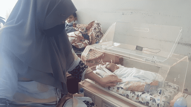 Hania, Bayi Prematur di Dalam Inkubator